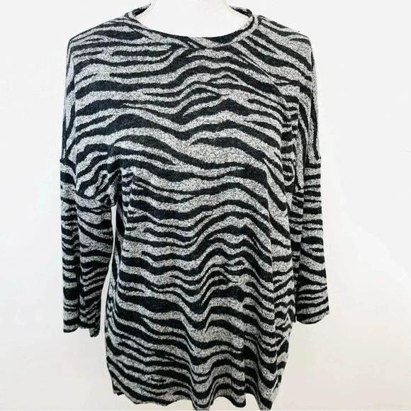 Zara Top Shirt Woman Medium  Zebra Print Boxy Black‎ Gray 3/4 Sleeve Soft Light - Picture 1 of 9
